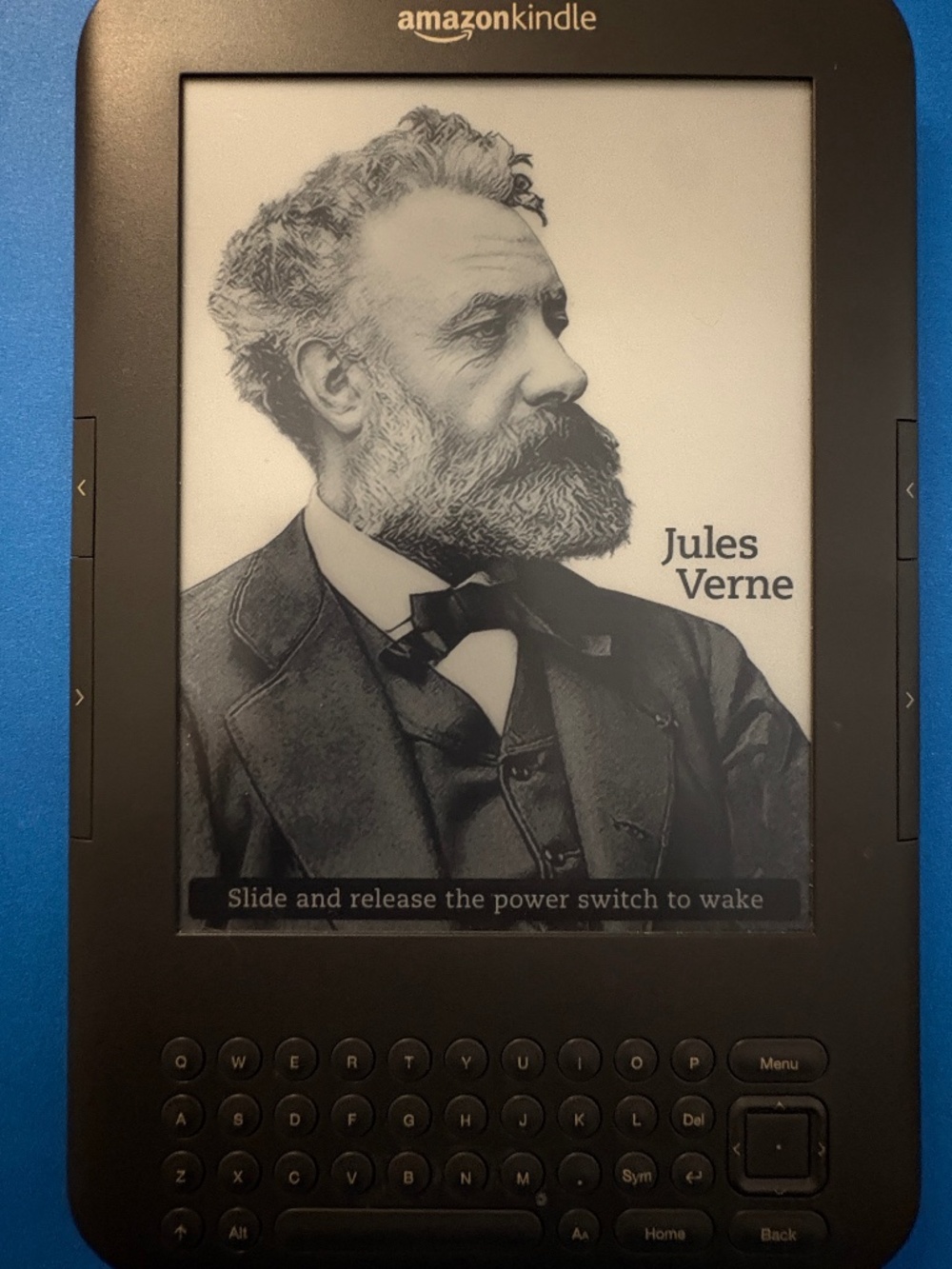 Amazon Kindle eReader 6 in Graphite WiFi Model D00901 with cover and plug